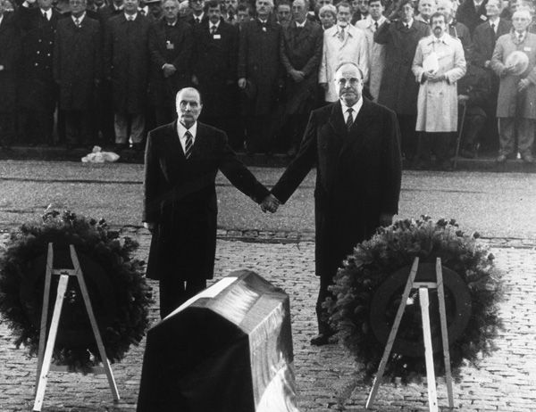Helmut Kohl und François Mitterand in Verdun (22. September 1984)